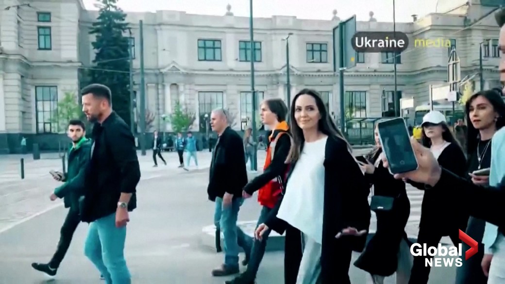 Click to play video: 'Angelina Jolie’s Lviv trip interrupted by air raid sirens'