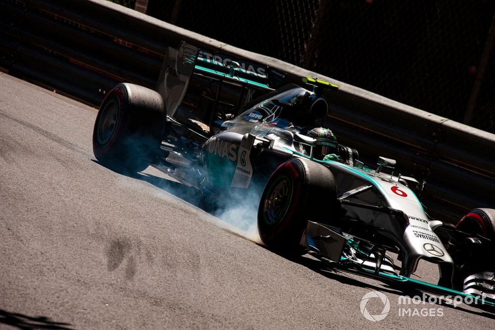 Nico Rosberg, Mercedes F1 W05 Hybrid, locks up under braking.