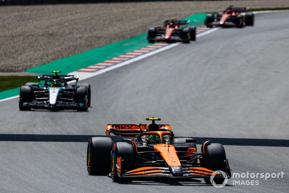 Lando Norris, McLaren MCL38, Lewis Hamilton, Mercedes F1 W15, Carlos Sainz, Ferrari SF-24