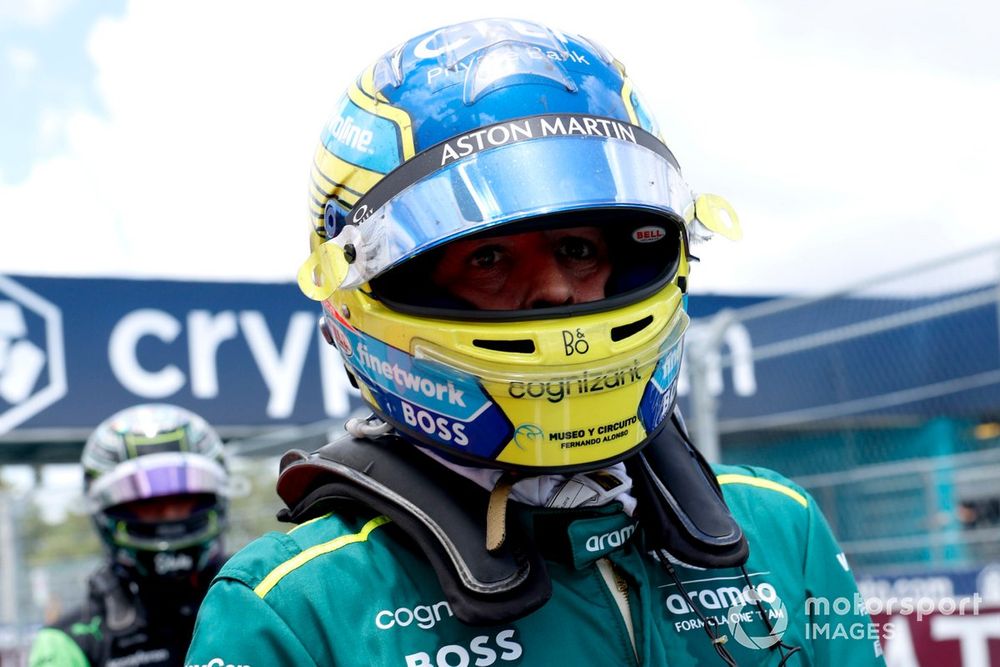 Fernando Alonso, Aston Martin F1 Team, in Parc Ferme after the Sprint