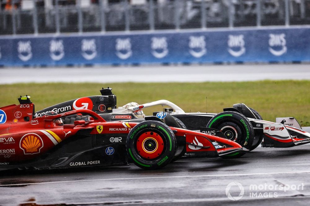 Kevin Magnussen, Haas VF-24 battles with Carlos Sainz, Ferrari SF-24 