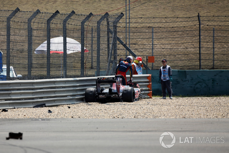 Sébastien Buemi, Scuderia Toro Rosso STR5 crashed in the first practice session