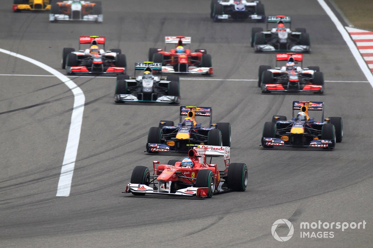 Fernando Alonso, Ferrari F10 leads at the start