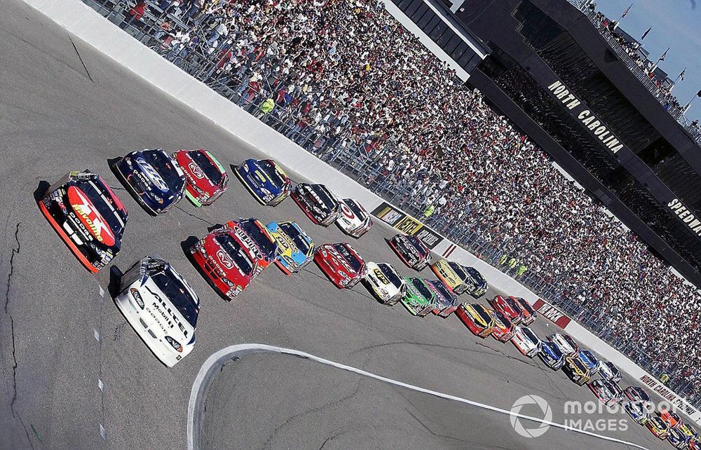 Jamie McMurray, Ryan Newman lead the field at the start of the race