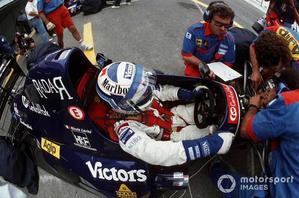 Wyss de Araujo (with clipboard) spent several years toiling with small F1 teams such as the Modena Lamborghini outfit