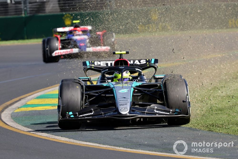 Lewis Hamilton, Mercedes F1 W15, kicks up grass and dirt ahead of Yuki Tsunoda, VCARB 01, after a brief cut